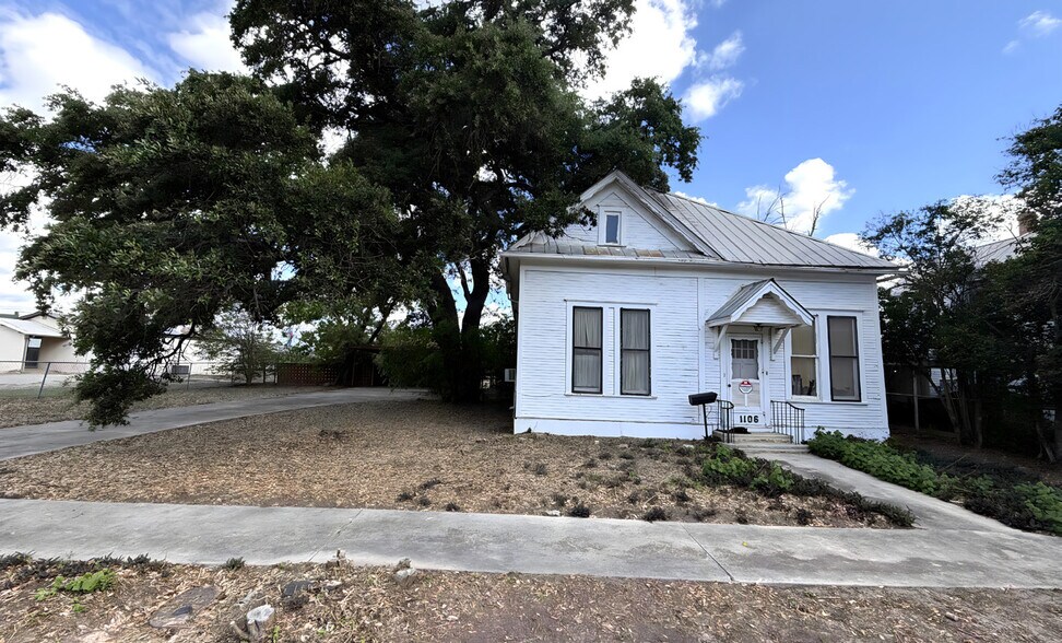 More Photos Of 1907 Avenue M, Hondo Storefront For Sale