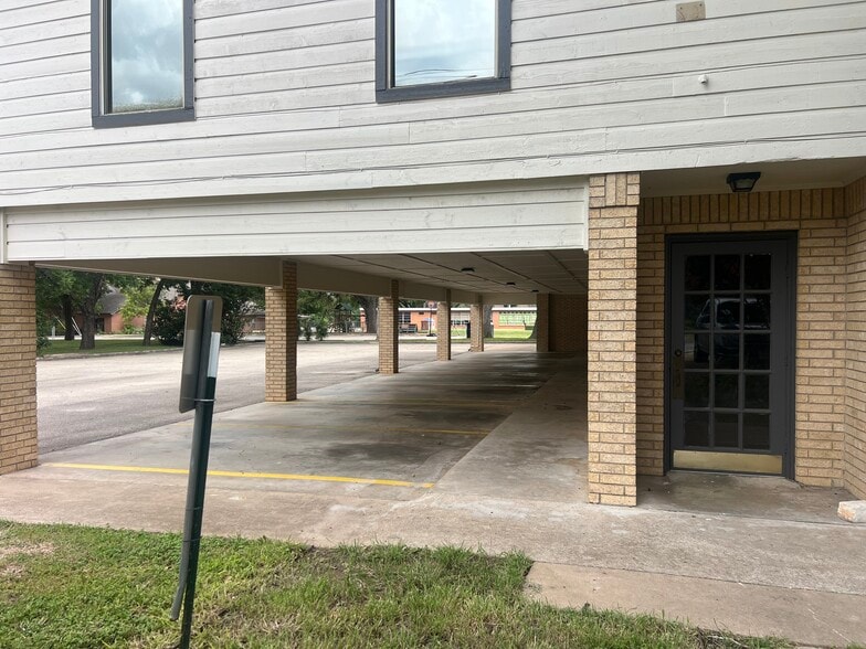 More Photos Of 1011 Meredith Dr, Austin Unknown For Lease