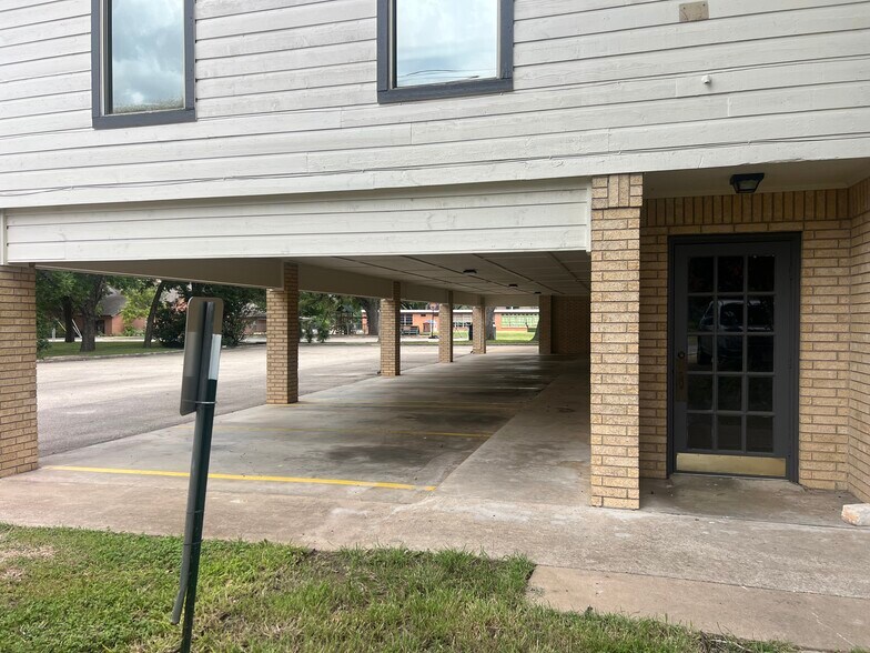 More Photos Of 1011 Meredith Dr, Austin Medical For Sale