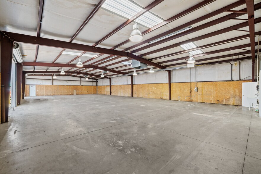 More Photos Of 138 Coremark Ct, Bakersfield Service For Lease