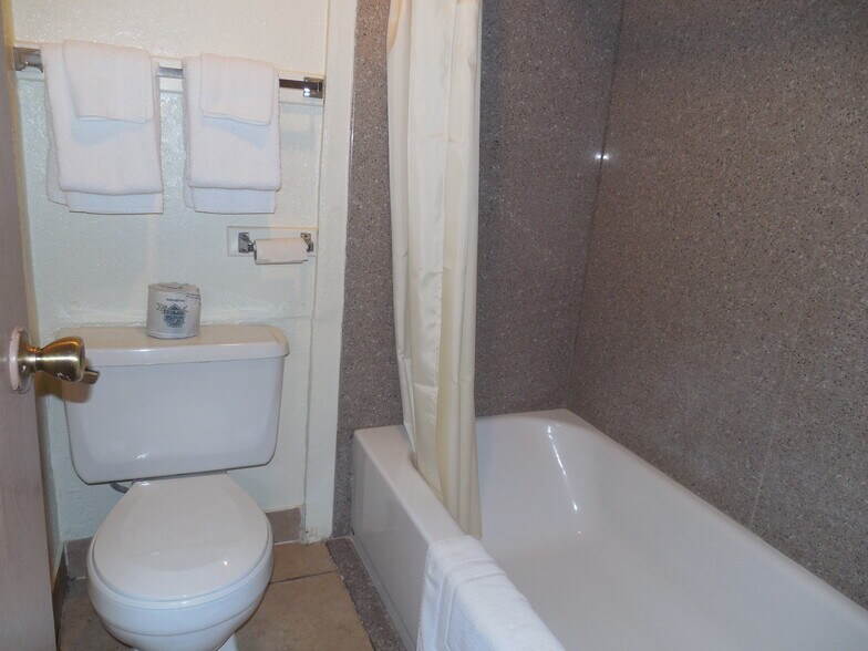 More Photos Of 10226 S 81 Hwy, Waukomis Hotel For Sale