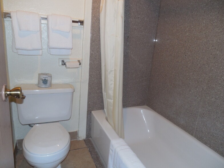 More Photos Of 10226 S 81 Hwy, Waukomis Hotel For Sale