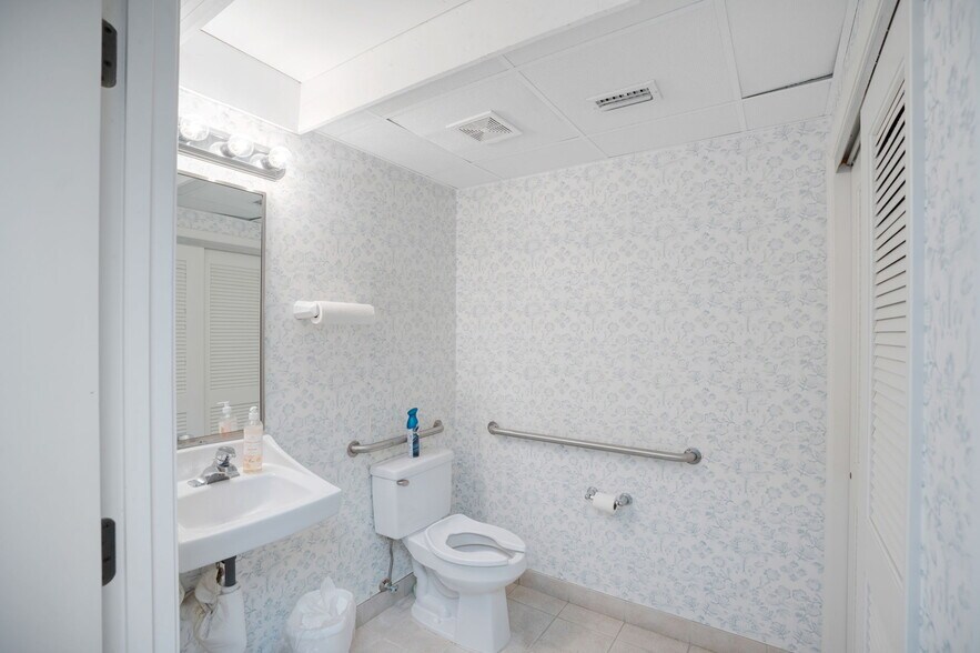 More Photos Of 2501 S Tamiami Trl, Sarasota Office For Lease