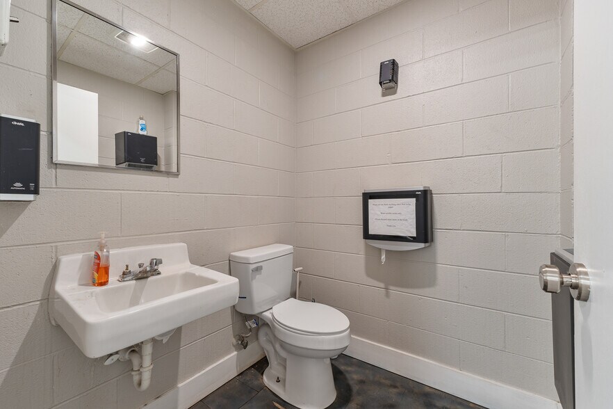 More Photos Of 1545 Hansford St, Charleston Light Distribution For Sale