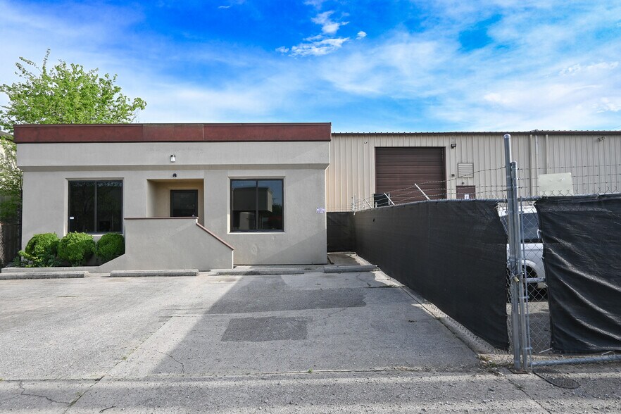 More Photos Of 2610 SW 6th St, Huntsville Warehouse For Lease