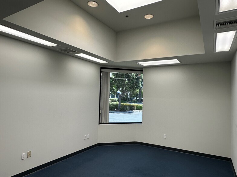 More Photos Of 2221 E Celsius Ave, Oxnard Manufacturing For Lease