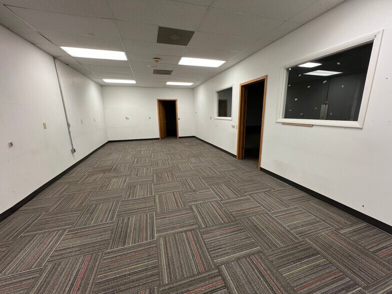 More Photos Of 2305 W Altorfer Rd, Peoria Light Manufacturing For Sale