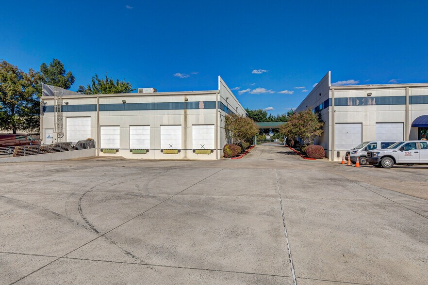 More Photos Of 16503 Air Center Blvd, Houston Warehouse For Lease