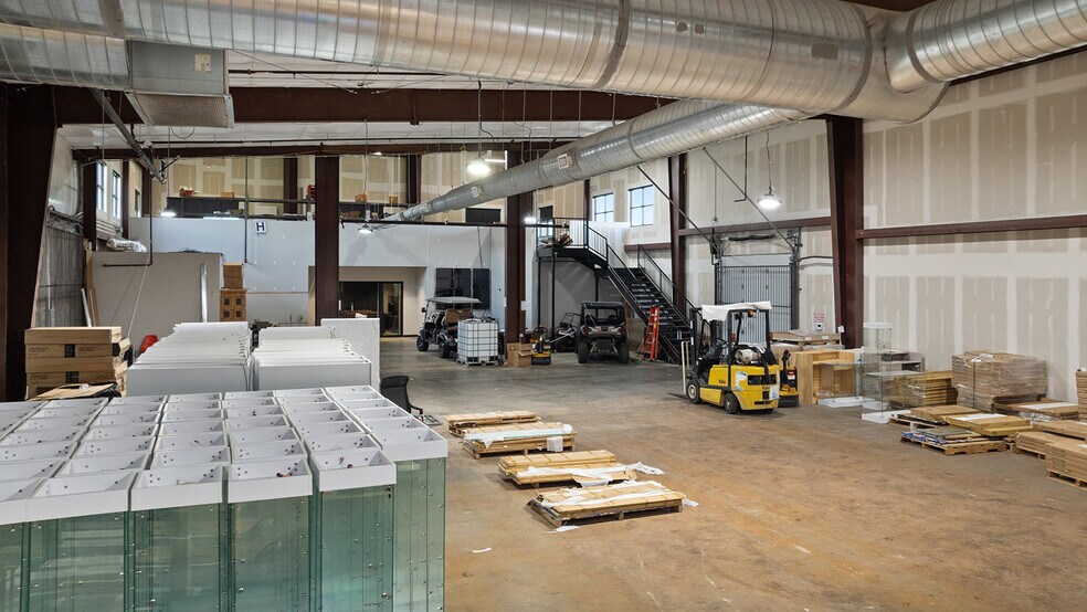 More Photos Of 174 W Stave Mill Rd, Rogers Self Storage For Lease