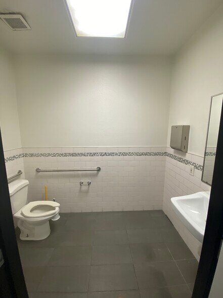 More Photos Of 21301 Vanowen St, Canoga Park Warehouse For Lease