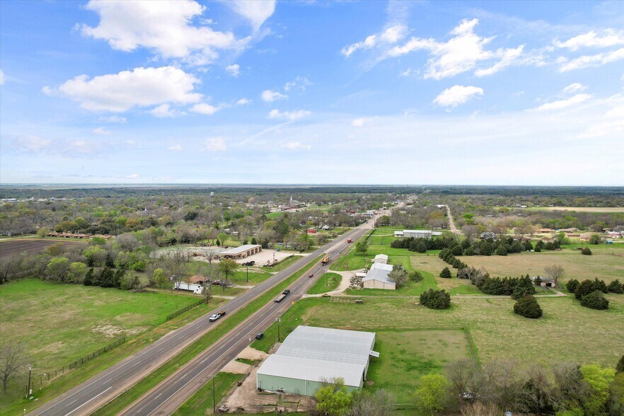 More Photos Of 613 2nd St, Kerens Light Manufacturing For Sale