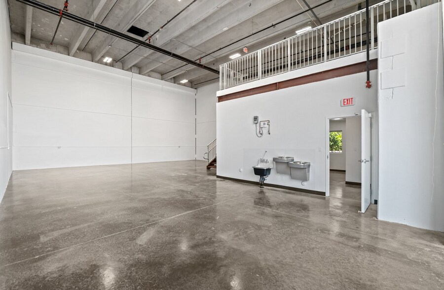 More Photos Of 6175 NW 102nd Ave, Doral Showroom For Sale