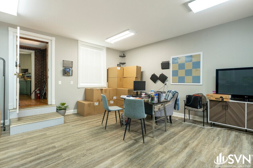 More Photos Of 1419 Lexington Rd, Richmond Office For Sale