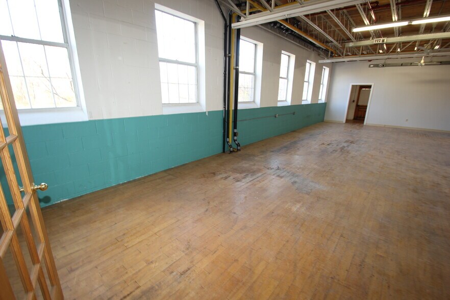 More Photos Of 35 Water St, Amesbury Research And Development For Lease