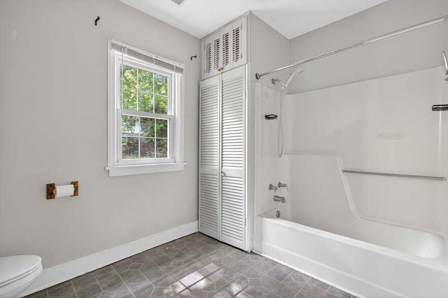 More Photos Of 2870 King William Ave, West Point Flex For Sale