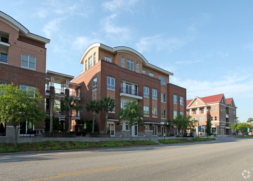More Photos Of 245 Seven Farms Dr, Daniel Island Office For Lease