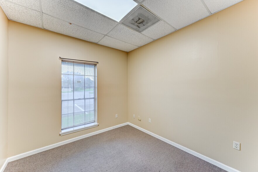 More Photos Of 14741 Pebble Bend Dr, Houston Loft Creative Space For Lease