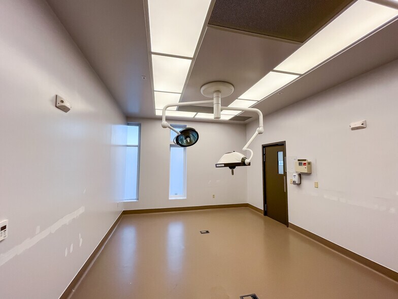 More Photos Of 3460 N Ridge Rd, Wichita Freestanding For Lease