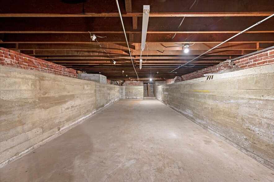 More Photos Of 100 W 7th St, Hanford Storefront Retail Office For Sale