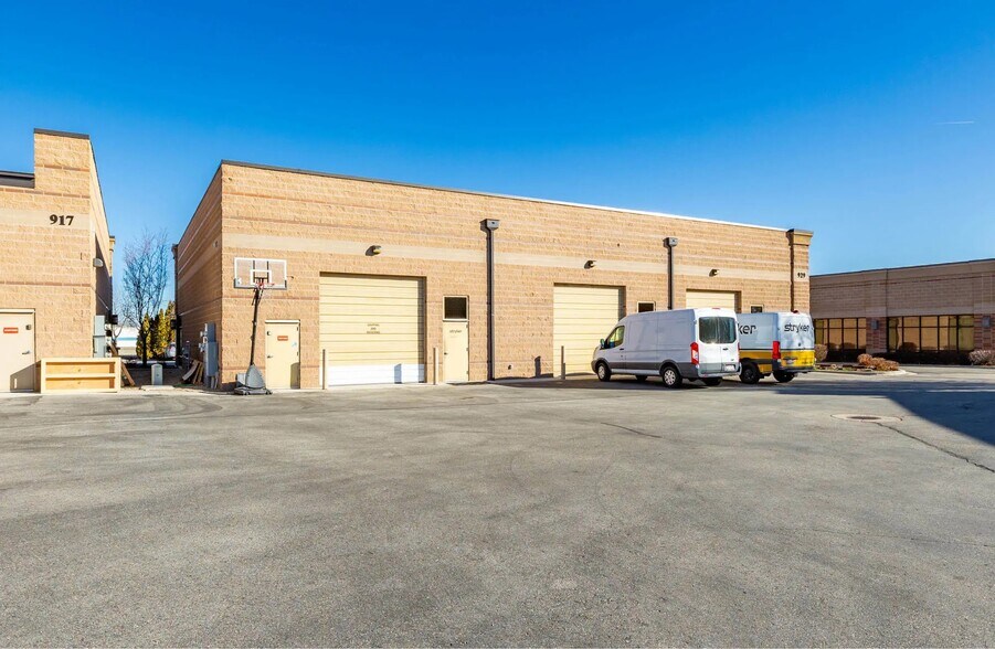 More Photos Of 929 S Industry Way, Meridian Showroom For Lease