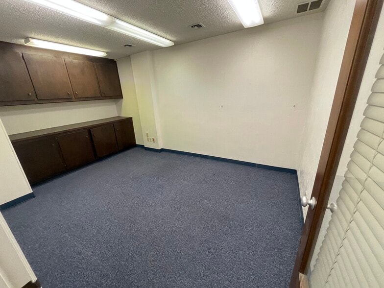 More Photos Of 2210 Chester Ave, Bakersfield Storefront Retail Office For Lease