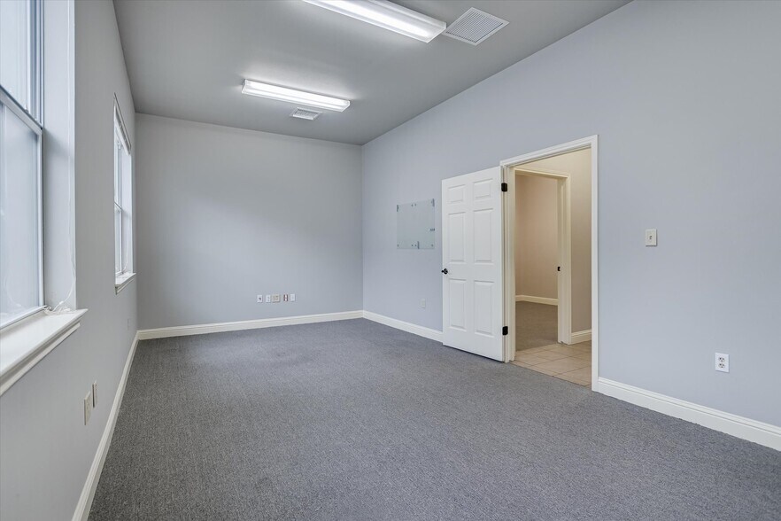 More Photos Of 13284 Pond Springs Rd, Austin Office For Sale