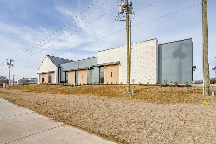 More Photos Of 9555 Harmon Rd, Fort Worth General Retail For Sale