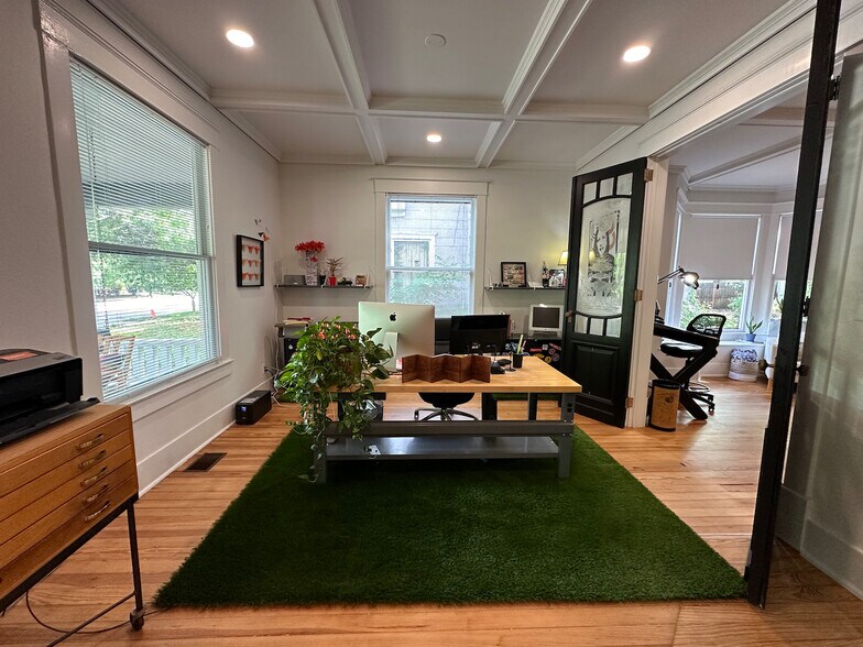 More Photos Of 729 N Bishop Ave, Dallas Office For Sale