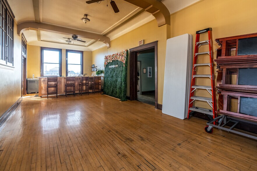 More Photos Of 1329 Walnut St, Murphysboro Office For Sale