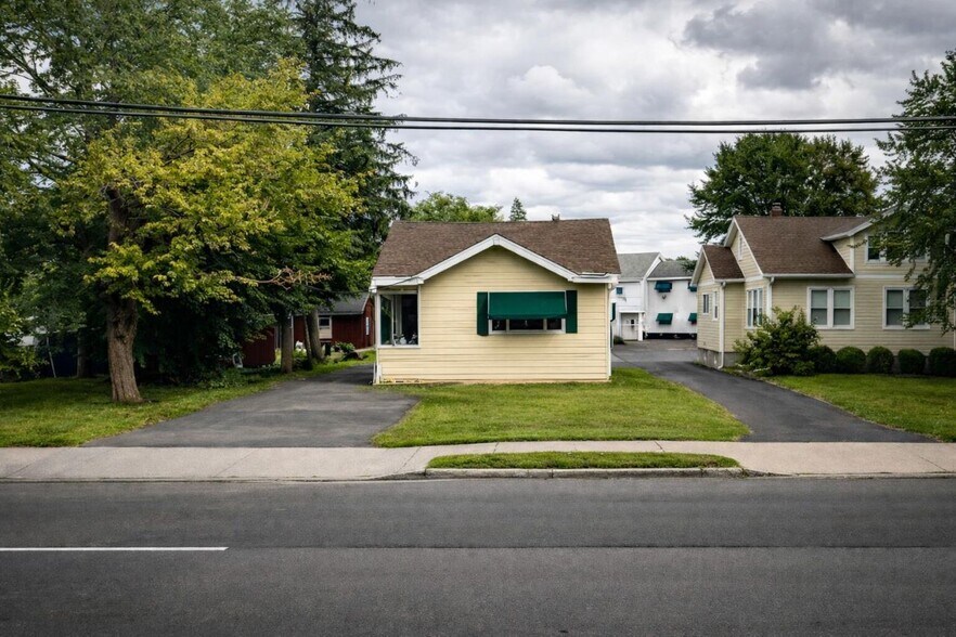 More Photos Of 10 Bruen Ct, Rensselaer Hospitality For Sale