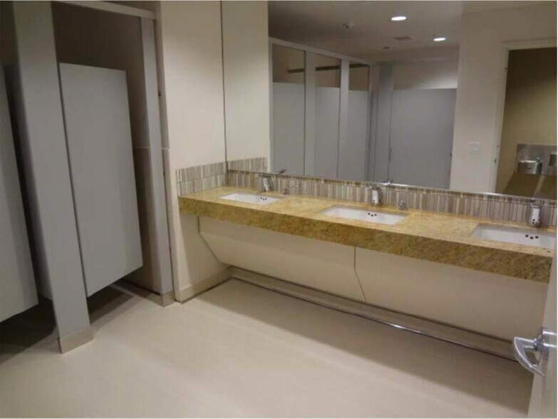 More Photos Of 1577 E Chevy Chase Dr, Glendale Medical For Lease