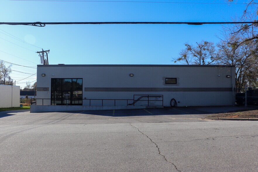 More Photos Of 8 Michael Dr, Greenville Flex For Lease