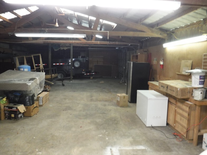 More Photos Of 103 N Live Oak St, Tomball Warehouse For Lease