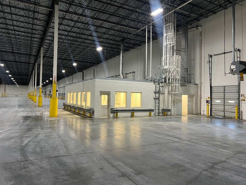 More Photos Of 5001 Greenwood Rd, Shreveport Distribution For Lease