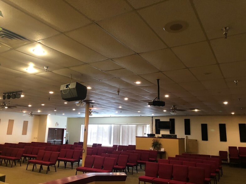More Photos Of 6250 Memorial Dr, Stone Mountain Religious Facility For Lease