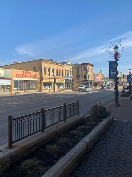 More Photos Of 106 W Main St, West Dundee Office For Lease