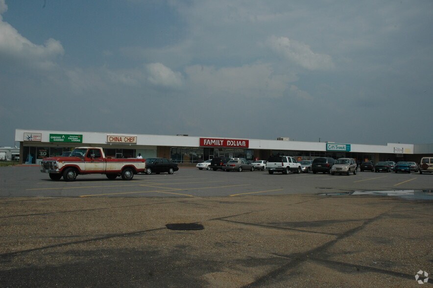 More Photos Of 1419-1425 Winnsboro Rd, Monroe Storefront For Lease