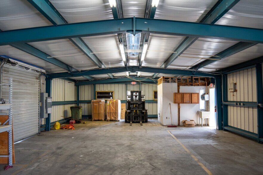 More Photos Of 2060 Range Rd, Clearwater Service For Lease