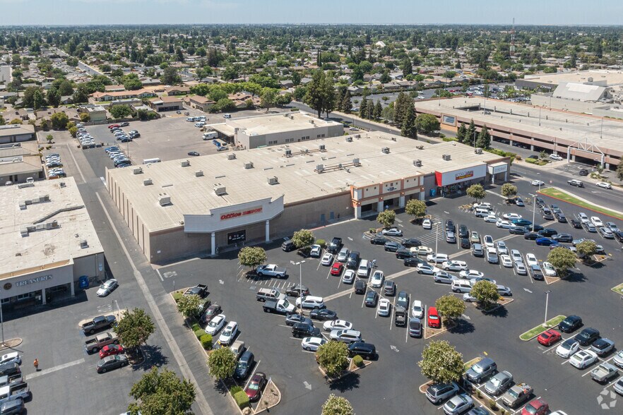 More Photos Of 2313-2425 S Mooney Blvd, Visalia Storefront For Lease