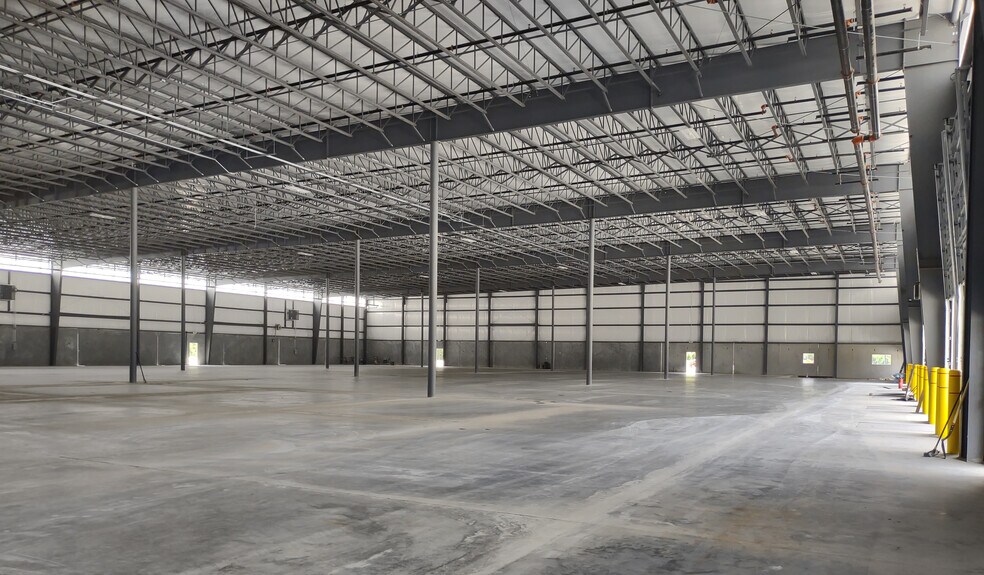 More Photos Of 151 Demott Dr, Bloomingdale Warehouse For Lease