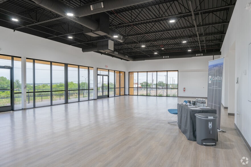 More Photos Of 2424 N Westmoreland Rd, Dallas Manufacturing For Sale