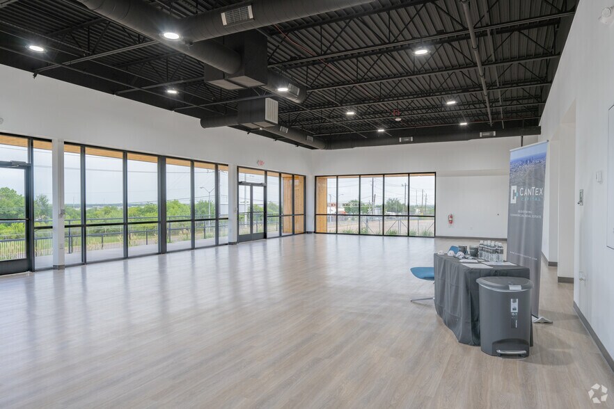 More Photos Of 2424 N Westmoreland Rd, Dallas Manufacturing For Sale