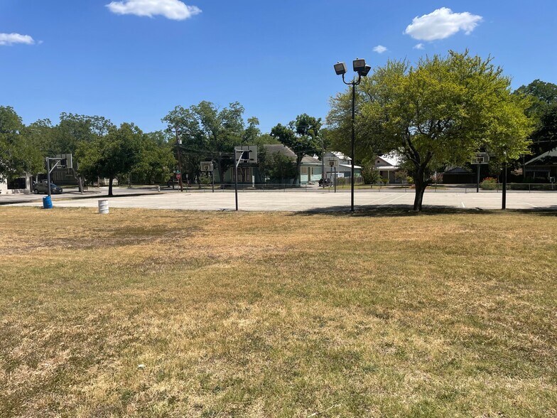 More Photos Of 216 E College St, Seguin Flex For Sale