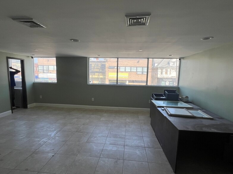 More Photos Of 11818 101st Ave, South Richmond Hill Office Residential For Sale