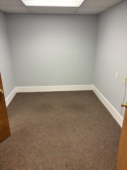More Photos Of 12 Carriage Ln, Charleston Office For Lease