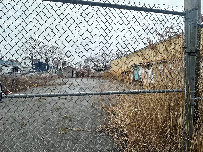 More Photos Of 15 Buell St, Everett Land For Lease