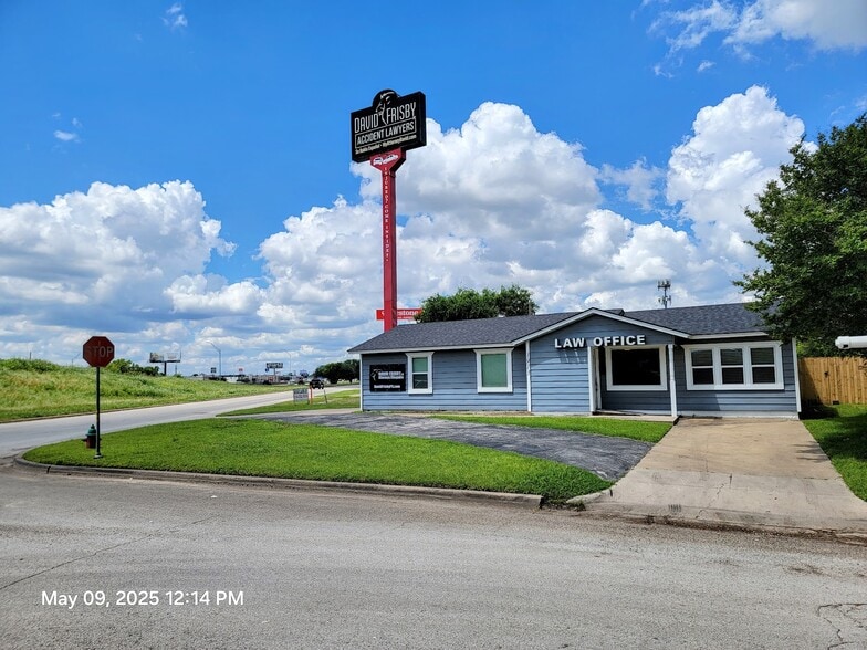More Photos Of 1913 Hemlock Dr, Haltom City Office For Sale