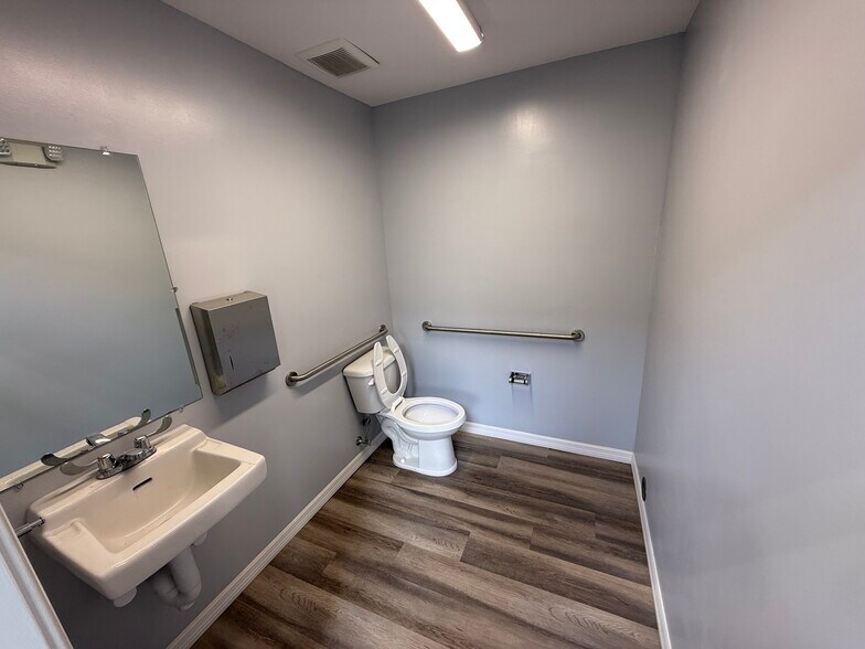 More Photos Of 8307-8309 Atlantic Blvd, Jacksonville Showroom For Lease