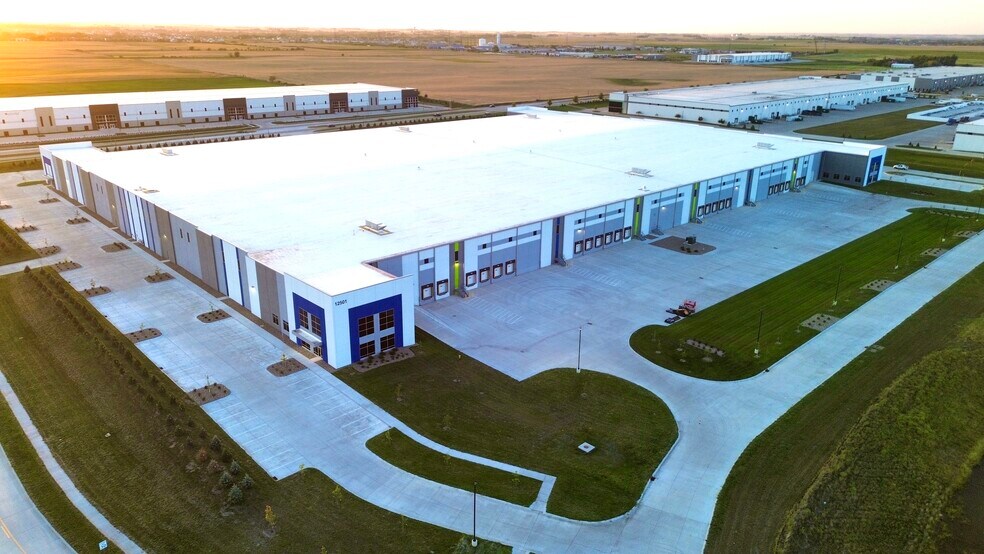 More Photos Of 12501 Plum Dr, Urbandale Distribution For Lease