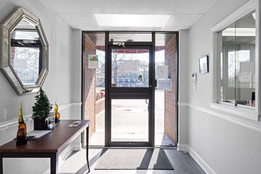 More Photos Of 125 Commerce Cir, Fayetteville Office For Sale